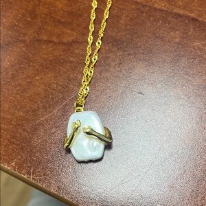Elegant Gold and White Pendant Necklace